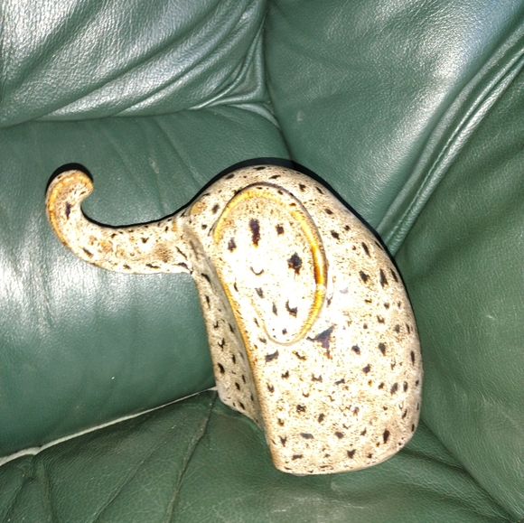 Elephant bookend. Baby elephant. Pier 1.  6 1/4” x 5" - Picture 3 of 5